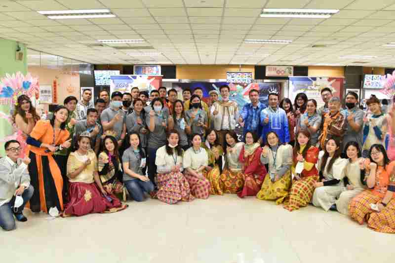 友達推動「安心、、、、創新、、、用心、、同心、、、盡心」五星職旅，，為菲籍員工打造全方位照護，，，首度贏得「人權實踐與發展領袖獎」殊榮