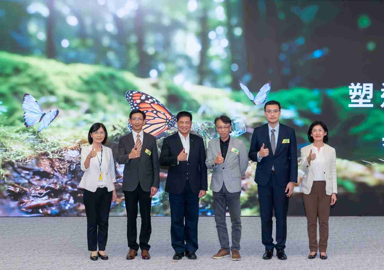 友達2023 CSR共榮大會，，邀請領域專家分享交流生物多樣性管理趨勢、、、、無塑產品、、海廢永續塑料等議題  （圖左到右：友達光電永續長古秀華、、、3M台灣技術長陳君杰、、、友達光電董事長暨集團策略長彭双浪、、、、光寶科技企業永續發展處處長陳慶暉、、安永聯合會計師事務所執業會計師曾于哲、、、、友達光電供應鏈總部副總經理吳宜芳）