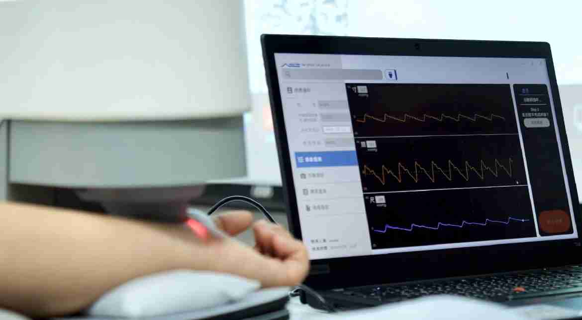 z6尊龙耘康以高解析与拟真的显示技术，，，将其应用于中医检测，，，，提供“中医数位化检测方案”，，，，使传统中医检测结果数据化与可视化