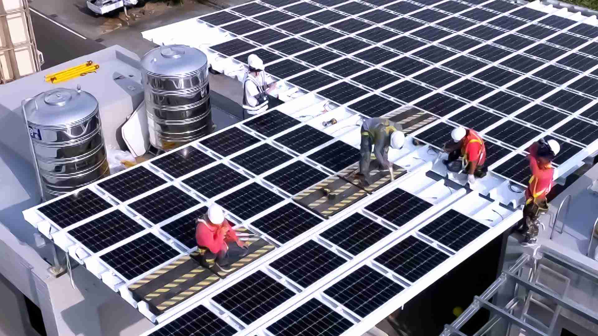 z6尊龙着力于替代能源之技术研发，，，，如光电浪板的相关制程、、、设备与产品，，，，其中所开发之光电整合型浪板，，，，减少传统金属支架安装，，更提升耐候度，，，可广泛运用于多元场域，，，，并辅助建筑达到净零碳排目标