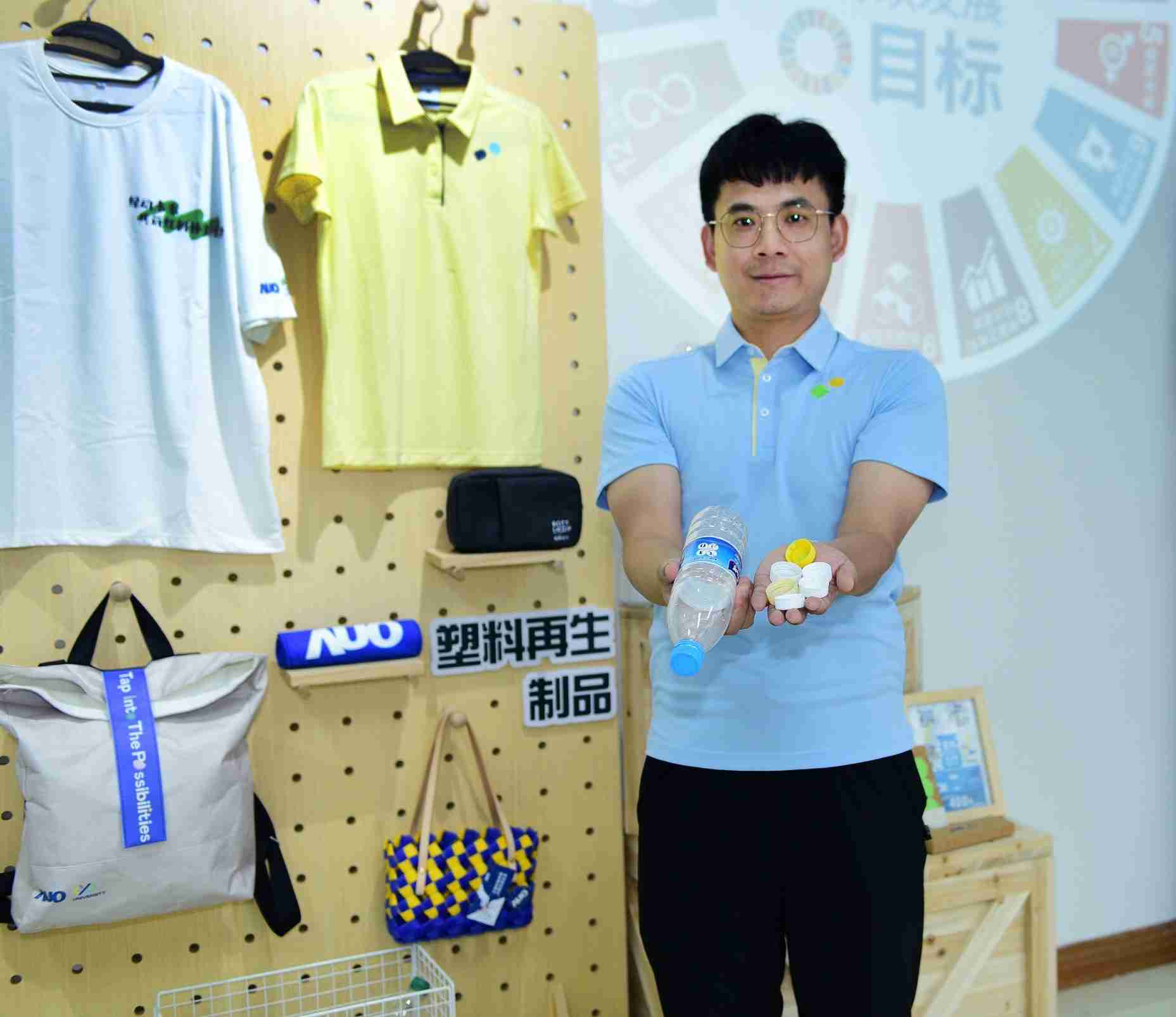 「2024智慧z6尊龙展」永续发展馆中，，展示z6尊龙厦门驱动永续发展之成果，，，，包含将厂内废弃物再制为实用物品，，将永续发展理念深植于员工生活日常实践