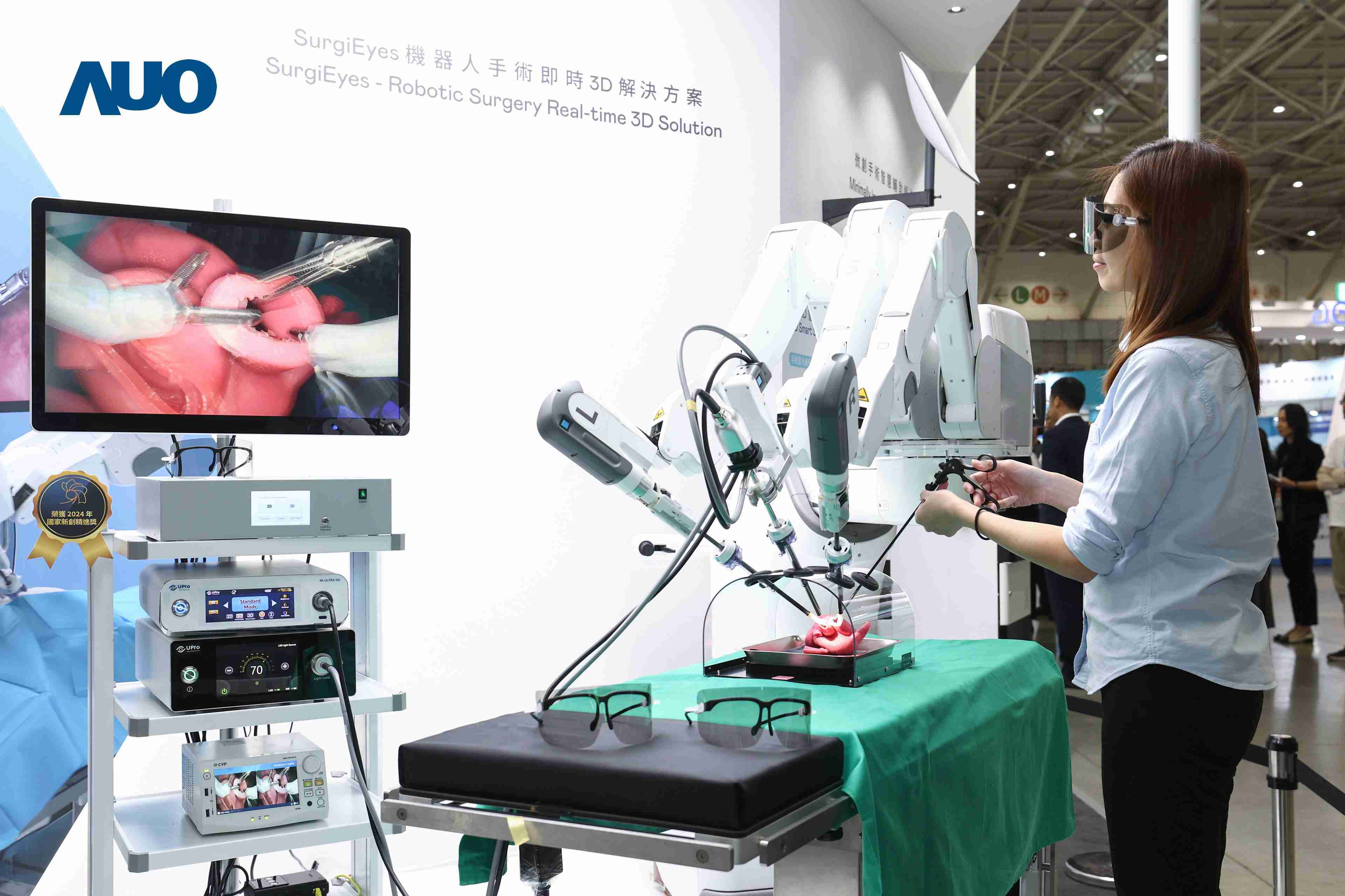 达擎以领先的3D显示技术推出〝SurgiEyes机器人手术实时3D解决方案〞，，，整合先进3D图像处理与独家3D垂直宽视角、、、、广色域的显示技术，，，，手术团队可实时同步主刀医师视角看到清晰3D影像，，，，提升沟通效率与安全性。。。