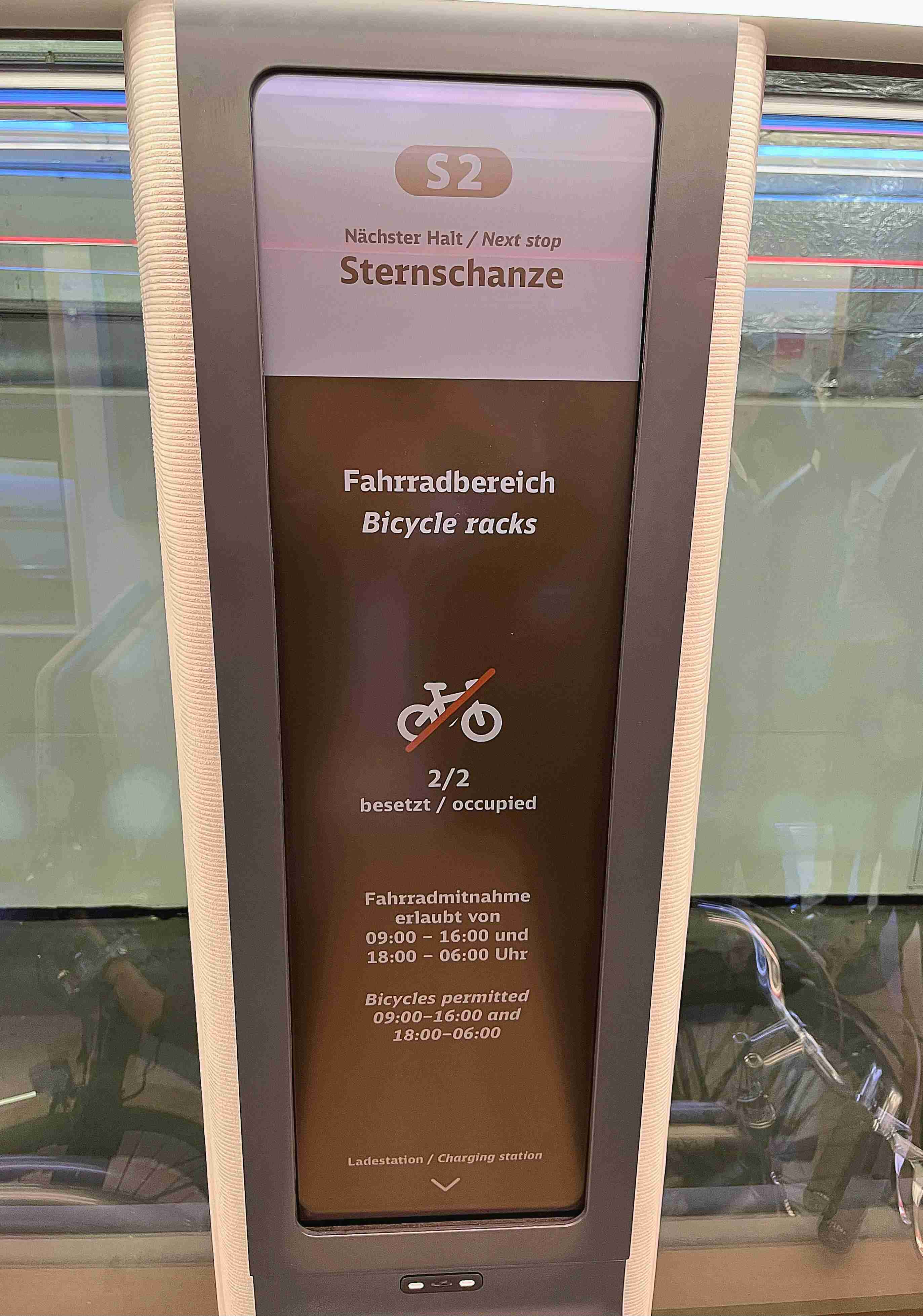 达擎HiRaso显示技术采用胆固醇液晶独特的双稳态特性及反射环境光线的方式，，，发挥最佳能源运用效率，，其仅在更换显示画面时才消耗电力，，，，在持续静止的画面显示上则为零耗电，，与传统液晶显示技术相比大幅节省90%能耗